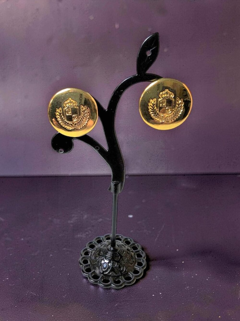 vintage liz claiborne gold Tone 2in diameter shield crest post earrings.